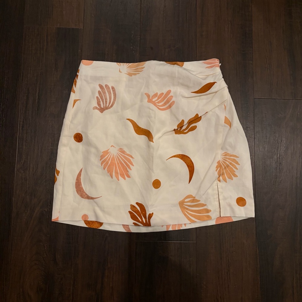 Astr Seashell Print Mini Skirt in Cream and Rust
